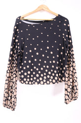 חולצה מנוקדת בשחור וקרם-M-L